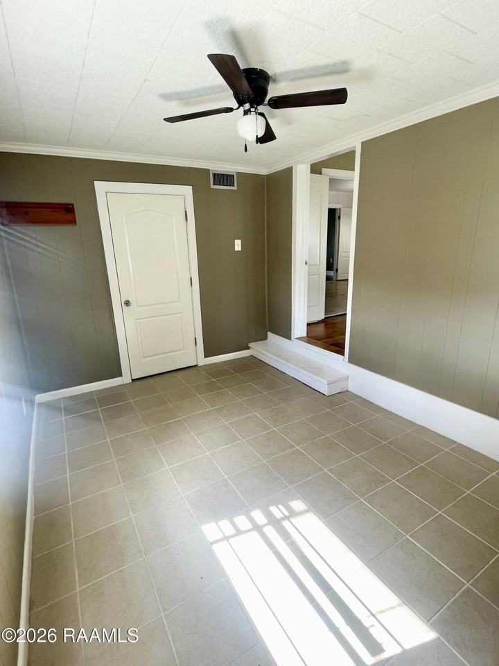 135 Oswald St - Photo 7 of 10