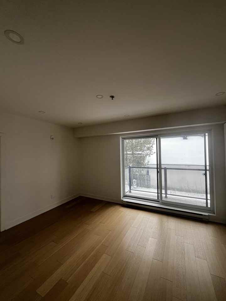 1 Rue Glenmore #204 - Photo 2 of 10