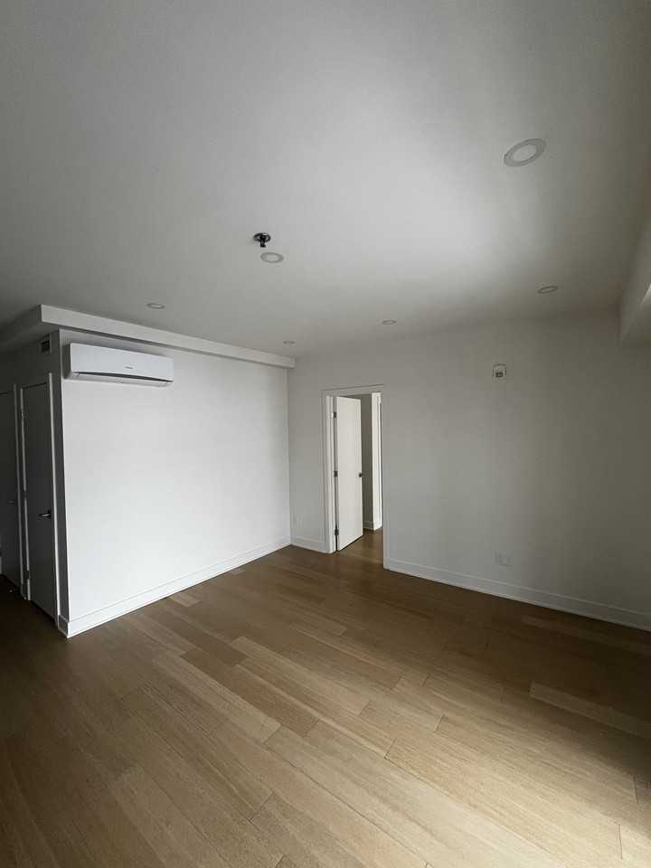 1 Rue Glenmore #204 - Photo 4 of 10