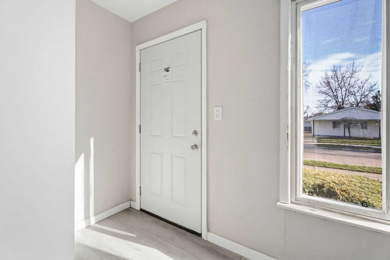 14921 Myola Ave - Photo 4 of 33