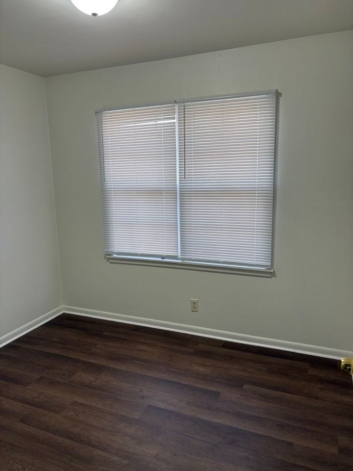 4407 E Linwood Blvd - Photo 6 of 9