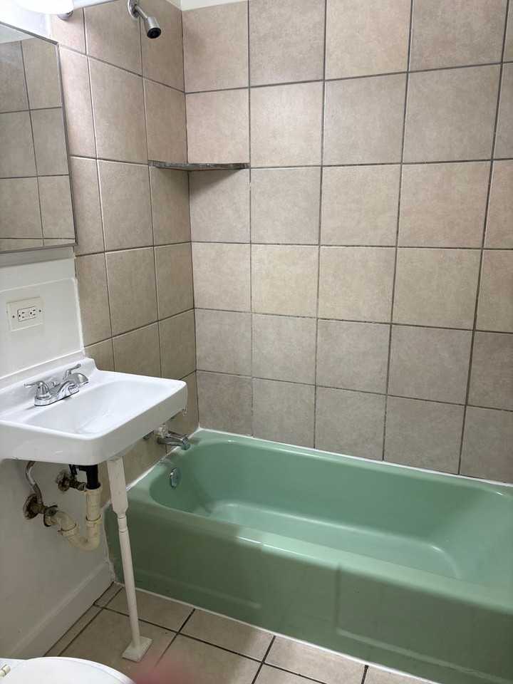 4407 E Linwood Blvd - Photo 7 of 9