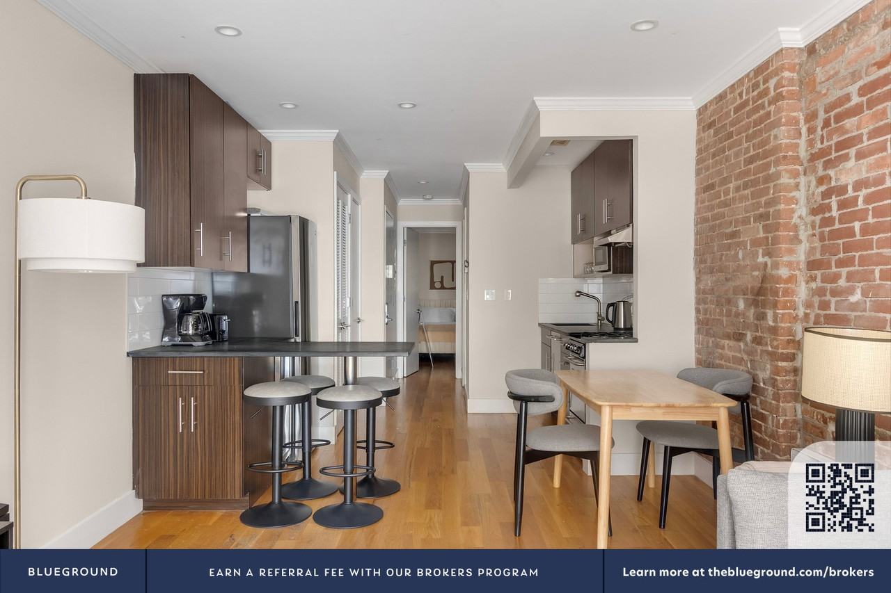 515 West 47th Street - Photo 4 of 27