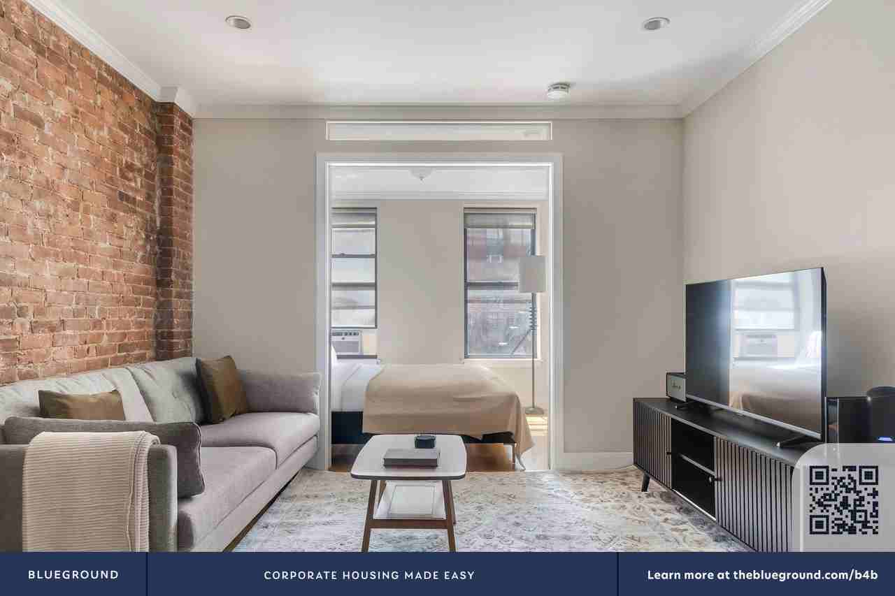 515 West 47th Street - Photo 5 of 27