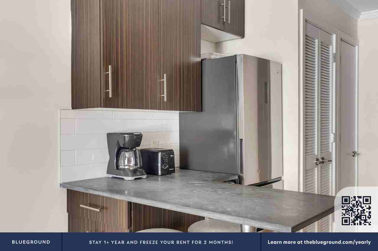 515 West 47th Street - Photo 7 of 27