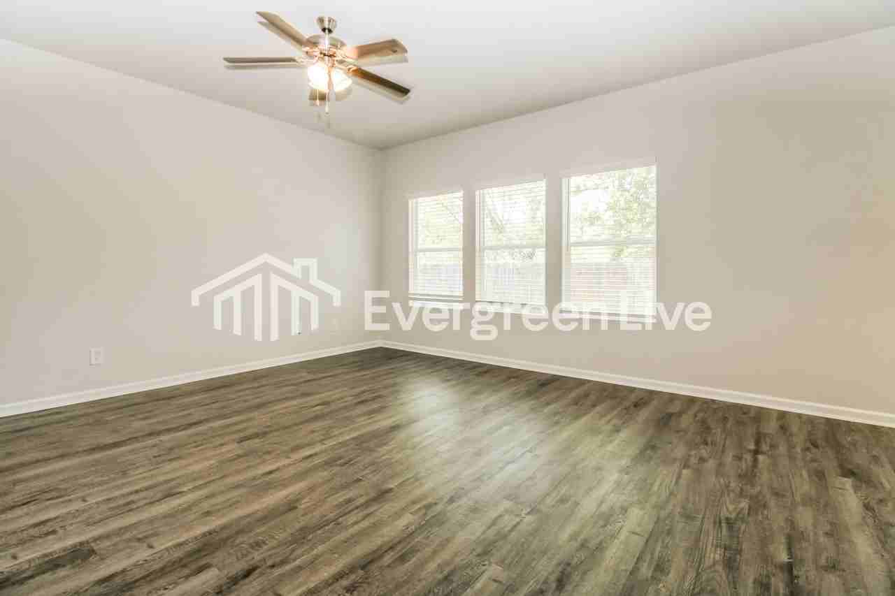 4604 Smithfield Ln - Photo 3 of 15