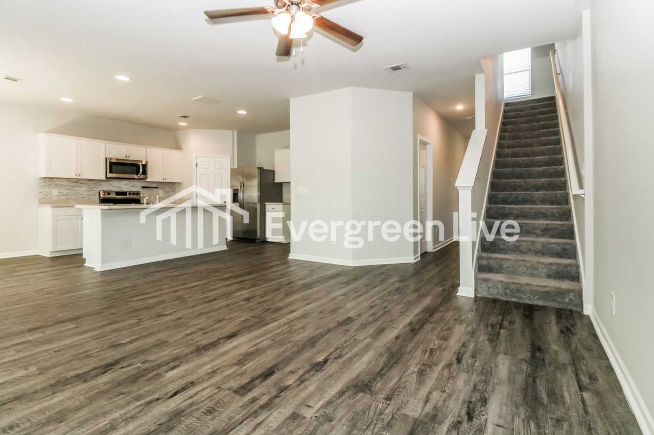 4604 Smithfield Ln - Photo 4 of 15