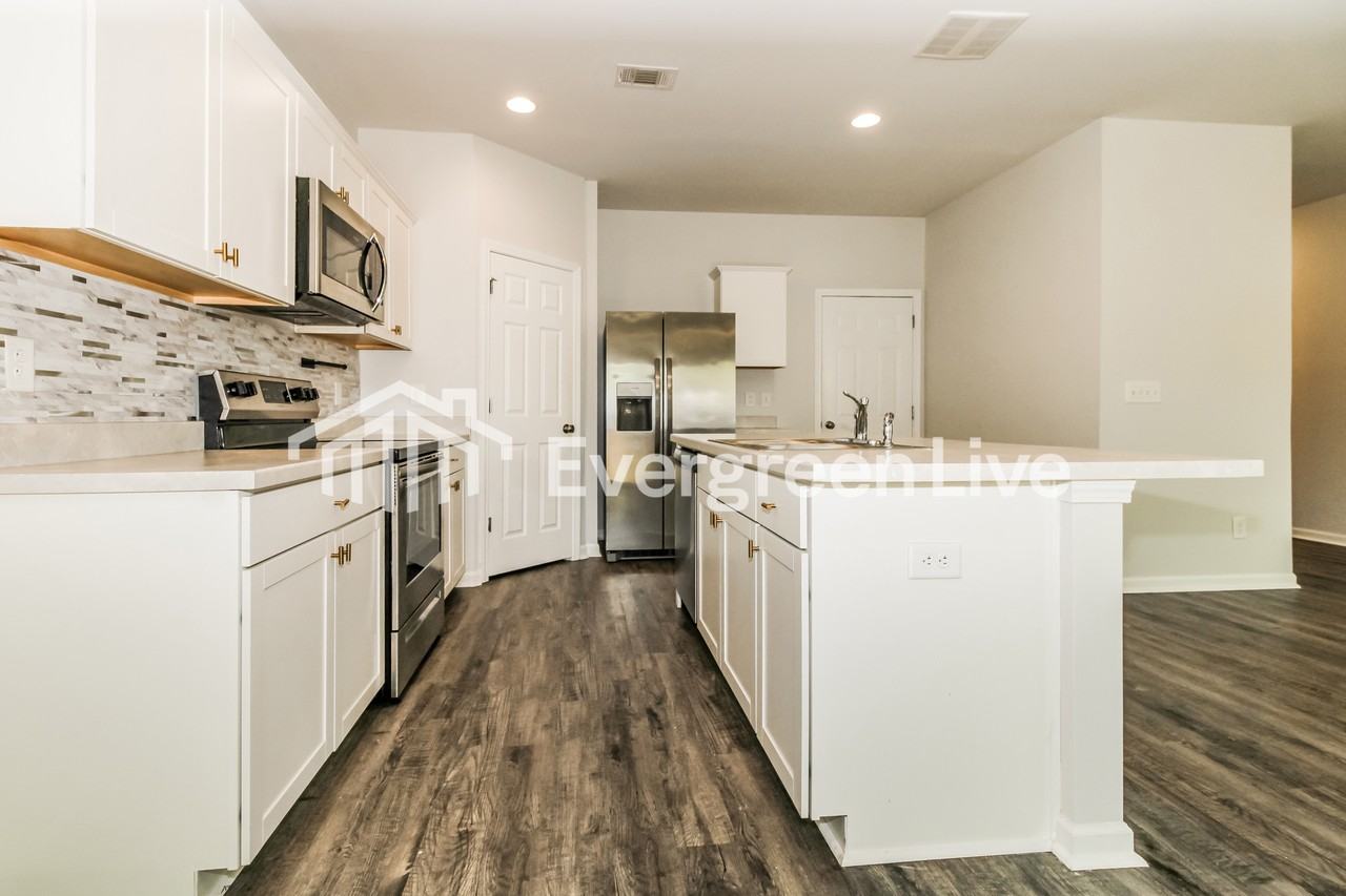 4604 Smithfield Ln - Photo 5 of 15