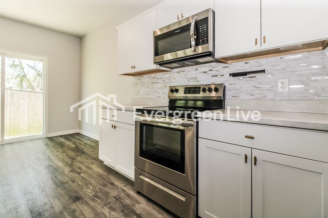 4604 Smithfield Ln - Photo 6 of 15