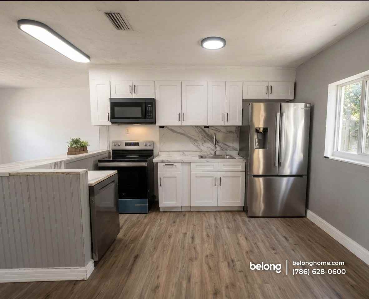 540 Ne 61st St - Photo 2 of 4