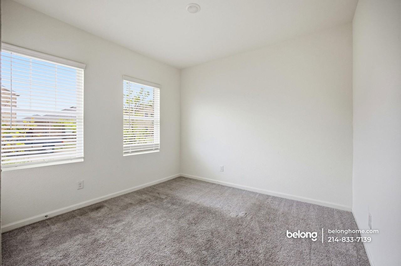 10321 Holycross Ln - Photo 5 of 16