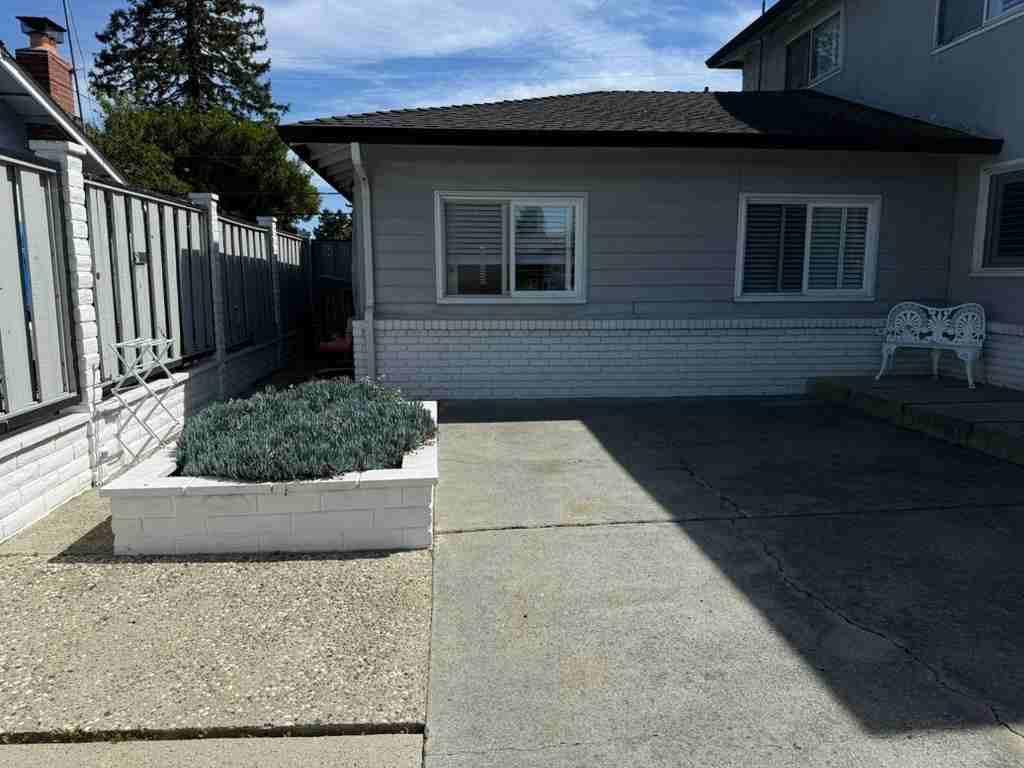 1718 Hayford Dr - Photo 2 of 3