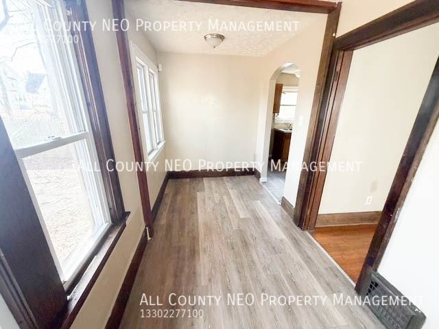 321 Grace Ave - Photo 4 of 28