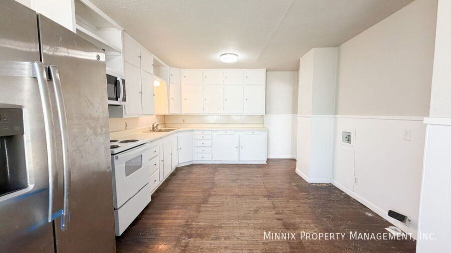 2420 33rd St - Photo 3 of 15
