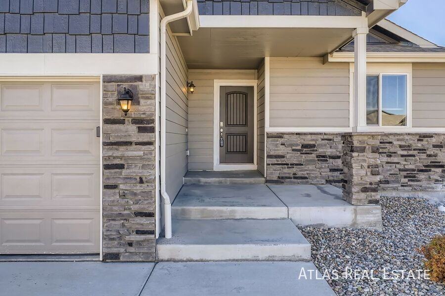 7909 Broderick Ct - Photo 2 of 33