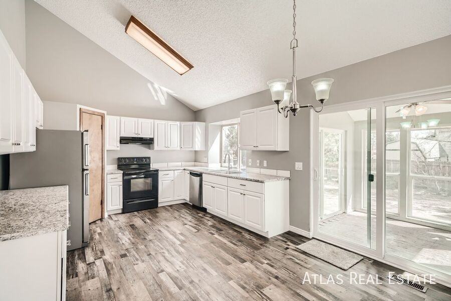 8465 Freemantle Dr - Photo 3 of 16