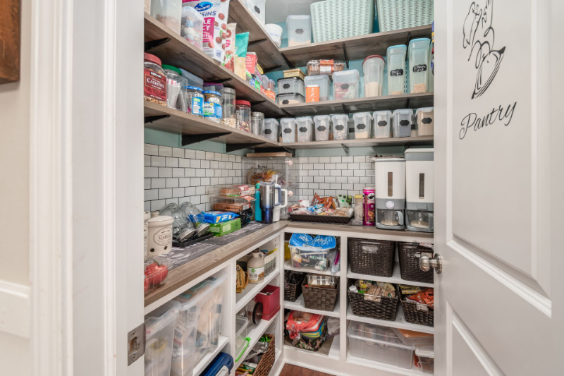 5601 Mercier St - Photo 6 of 25