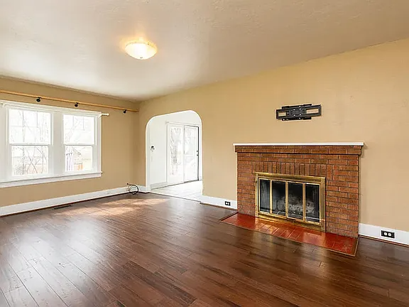 302 Pacific Ter - Photo 3 of 19