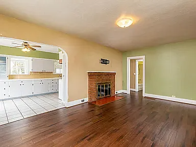 302 Pacific Ter - Photo 4 of 19