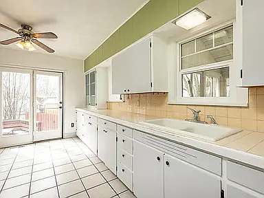 302 Pacific Ter - Photo 5 of 19