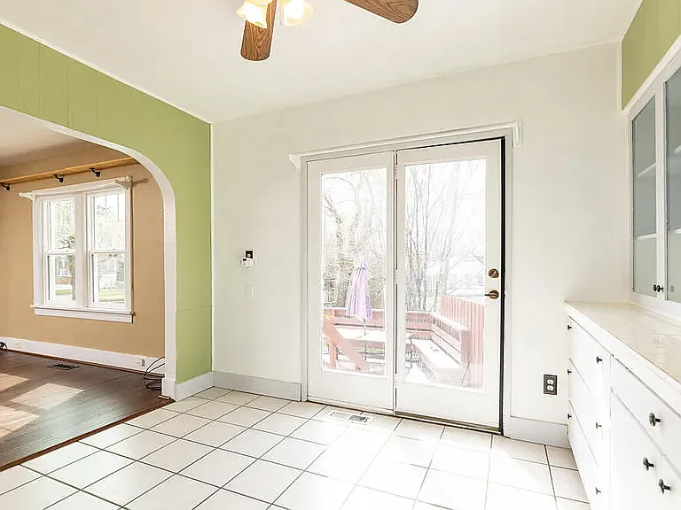 302 Pacific Ter - Photo 7 of 19