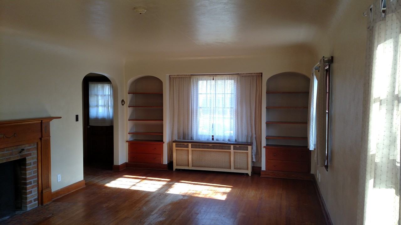 1327 S Alicia Dr - Photo 2 of 8