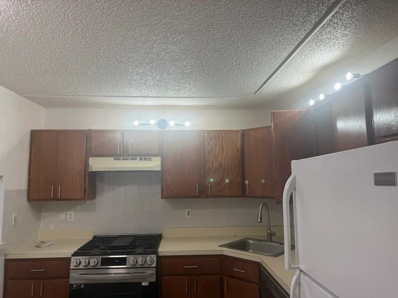 436 Danbury Ln - Photo 4 of 34