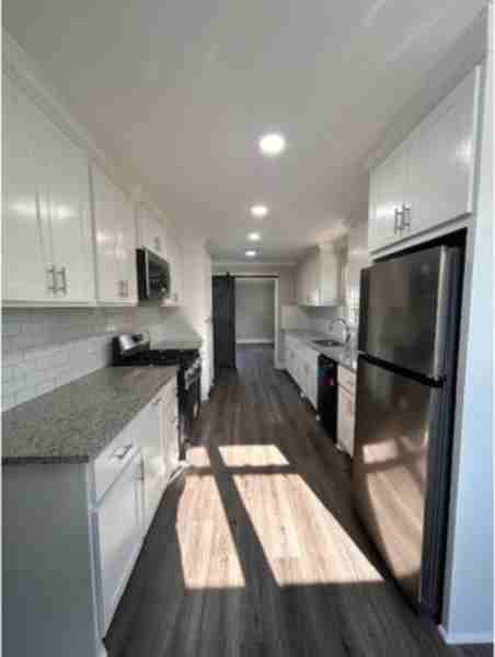 2712 Broadway St - Photo 3 of 16