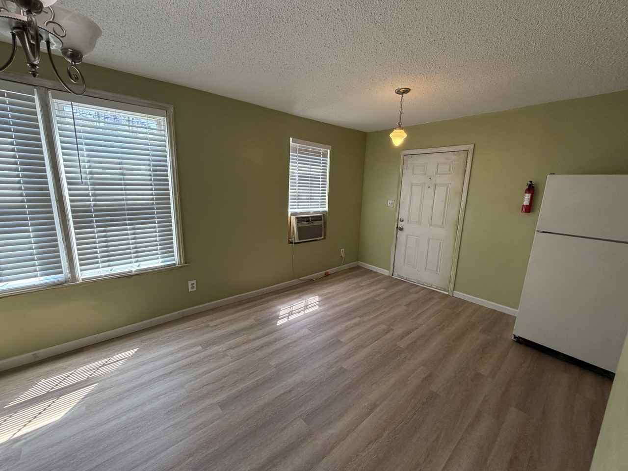 5103 N Main St #B - Photo 4 of 8