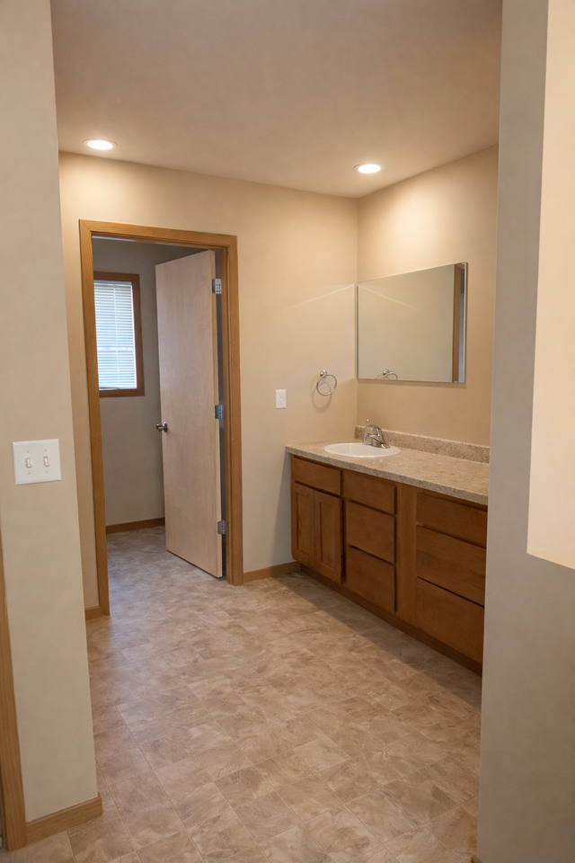 106 11th St Ne #B - Photo 2 of 5