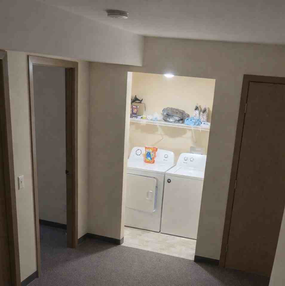 106 11th St Ne #B - Photo 3 of 5