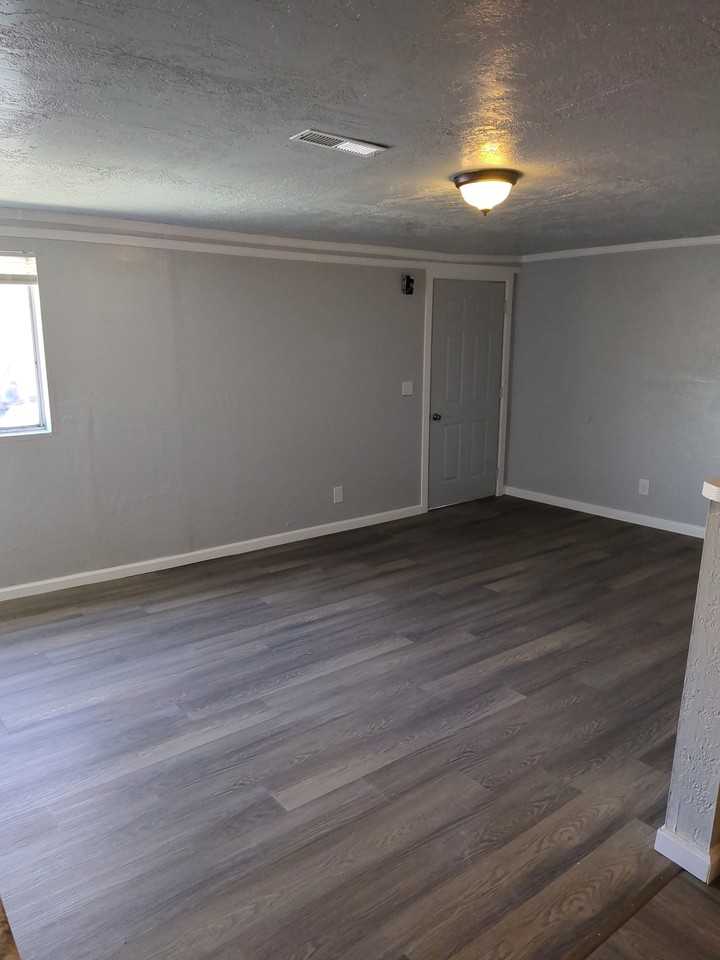 340 E 8th N #A - Photo 2 of 11