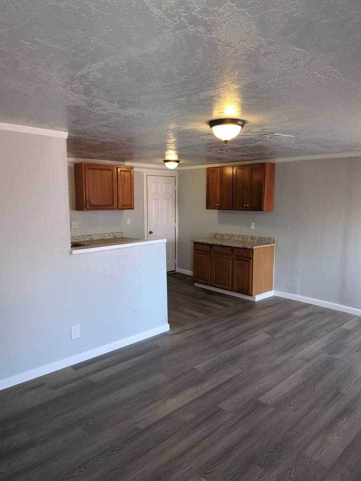 340 E 8th N #A - Photo 3 of 11