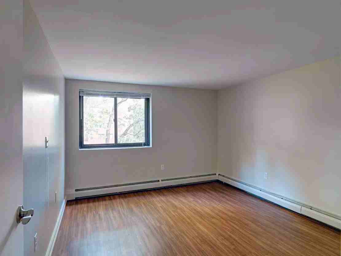 Rockingham Glen - Photo 5 of 13