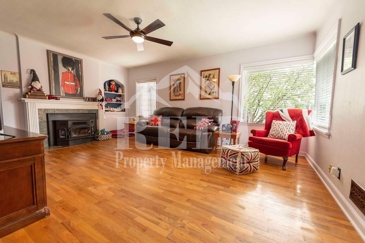 1138 Rainier Ave - Photo 2 of 15