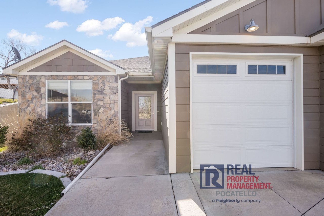 1532 Eastpointe Dr - Photo 2 of 21