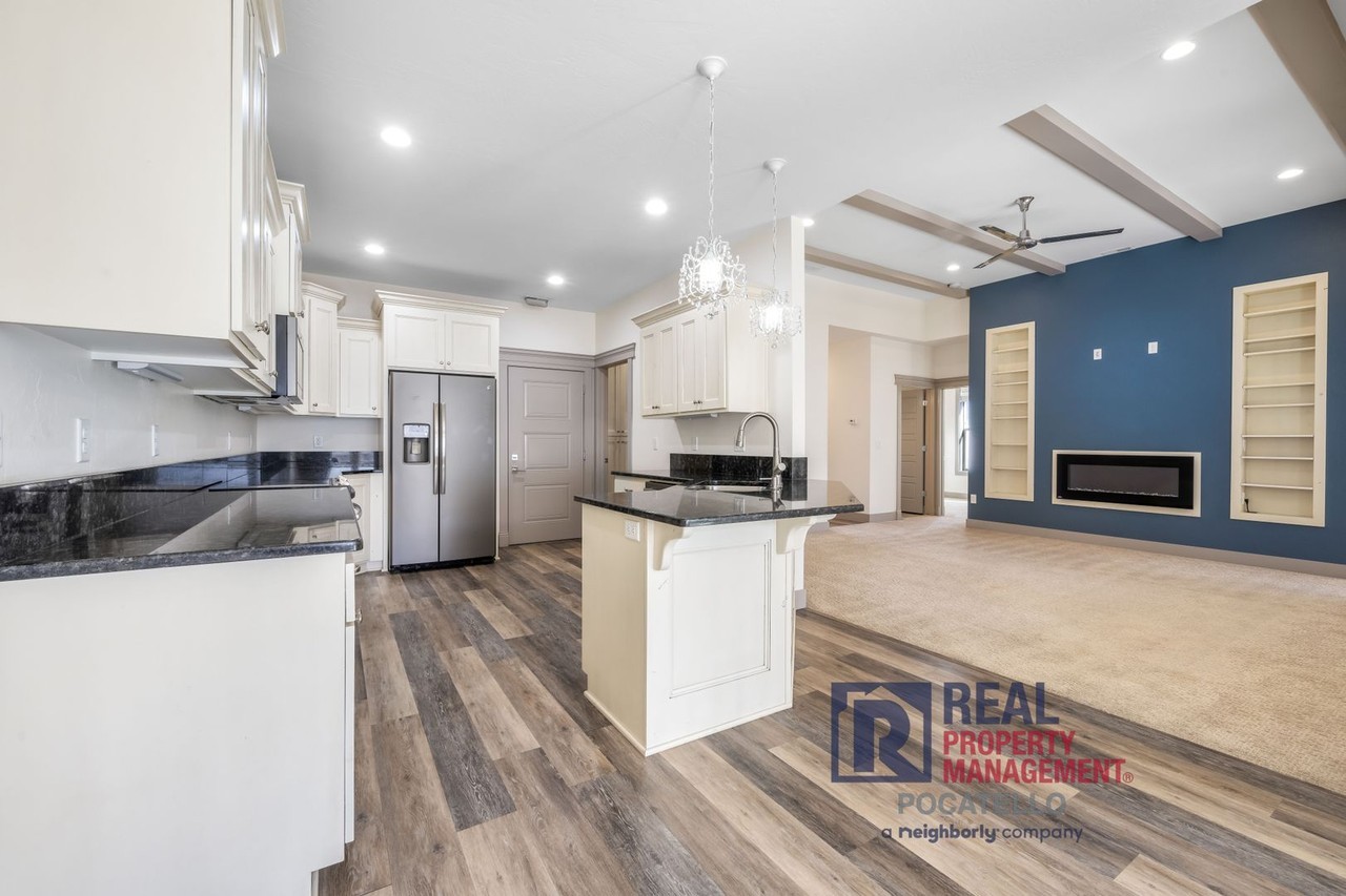 1532 Eastpointe Dr - Photo 3 of 21