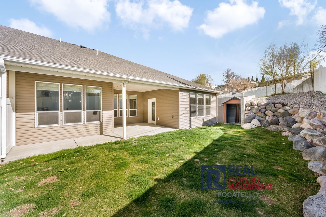 1532 Eastpointe Dr - Photo 4 of 21