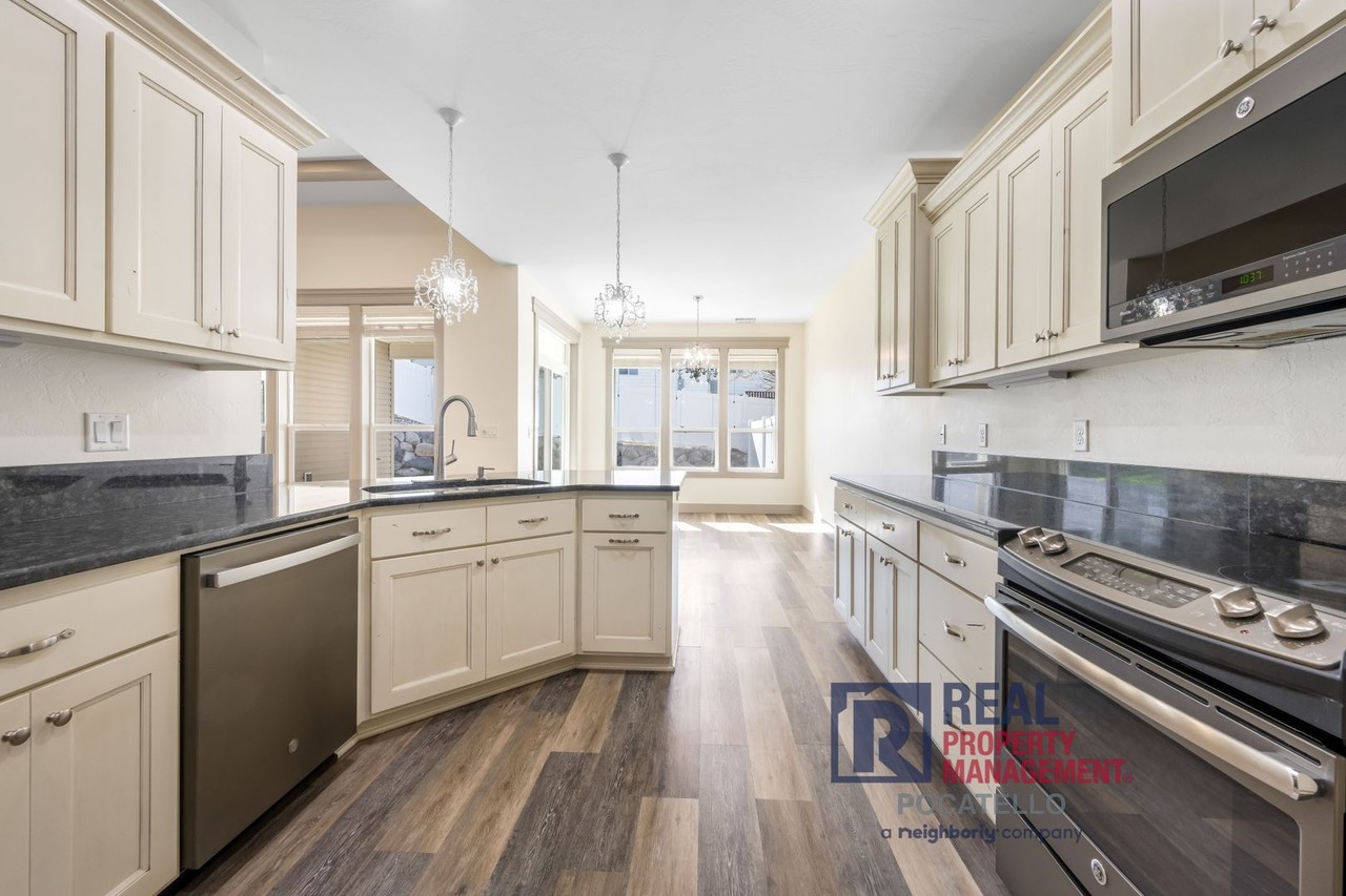 1532 Eastpointe Dr - Photo 7 of 21