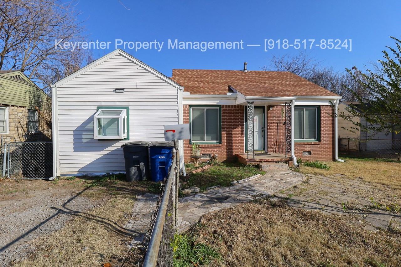 1043 N Harvard Ave - Photo 2 of 24