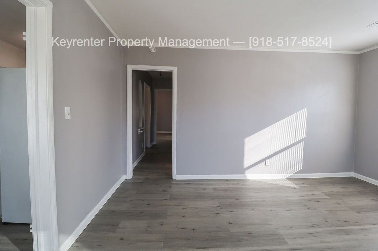 1043 N Harvard Ave - Photo 4 of 24