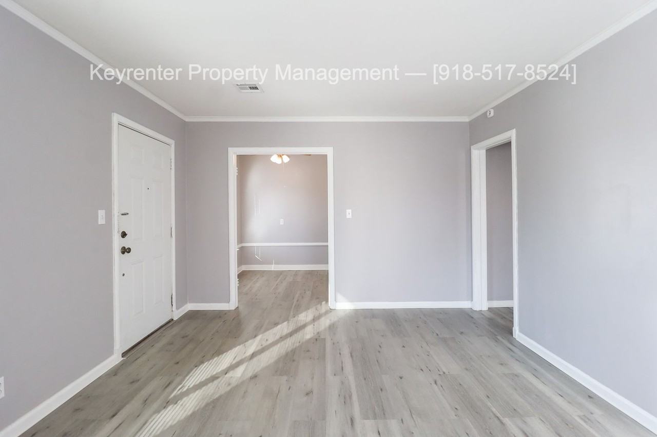 1043 N Harvard Ave - Photo 5 of 24