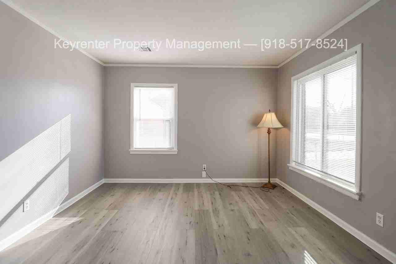 1043 N Harvard Ave - Photo 6 of 24