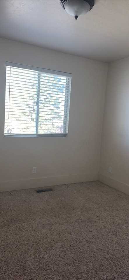 1600 W 560 S - Photo 6 of 13