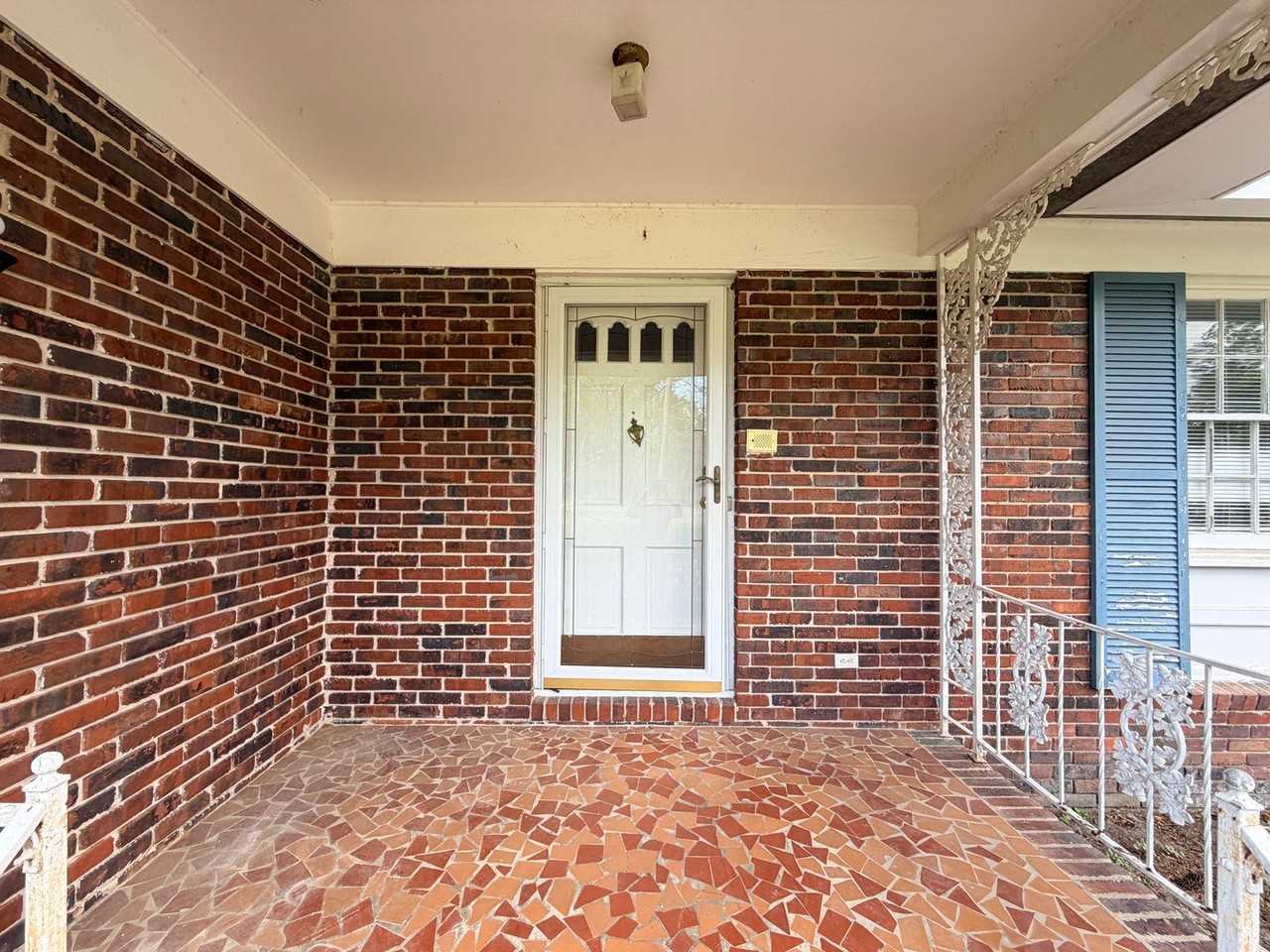 1002 W Alden Ave - Photo 4 of 38