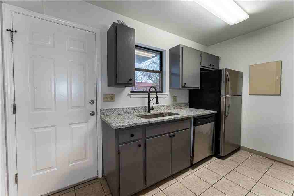 250 N Madison St #C - Photo 3 of 24