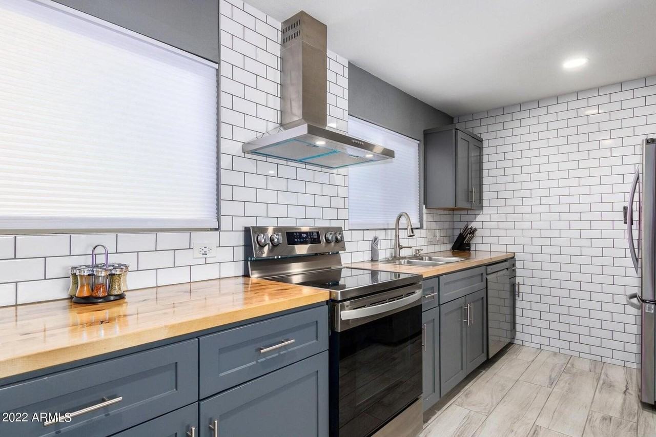 1502 E Topeka Dr - Photo 4 of 30