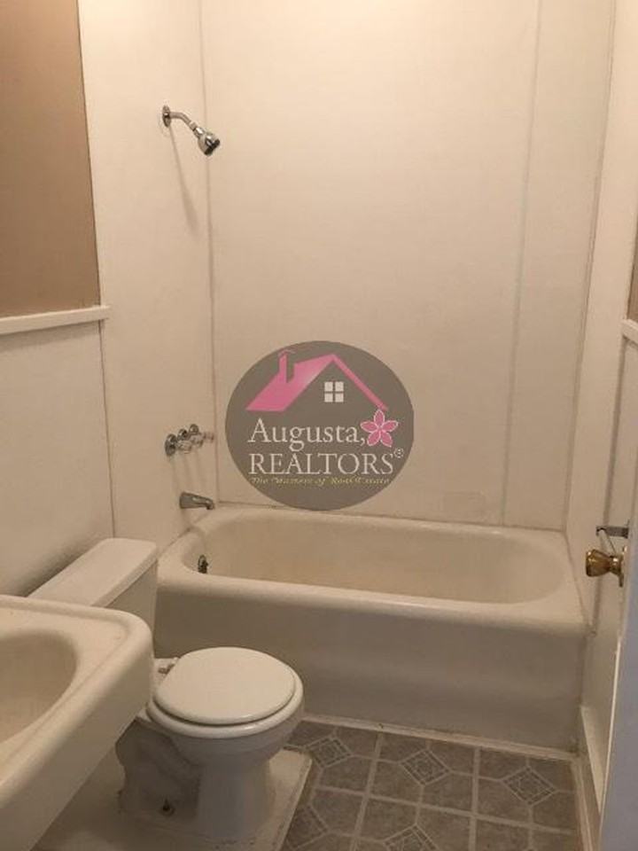 649 En 18th St #1 - Photo 4 of 10