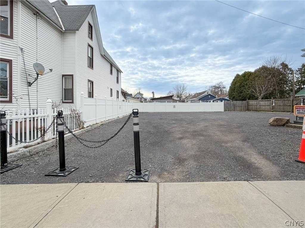 1017 White Pl - Photo 3 of 31