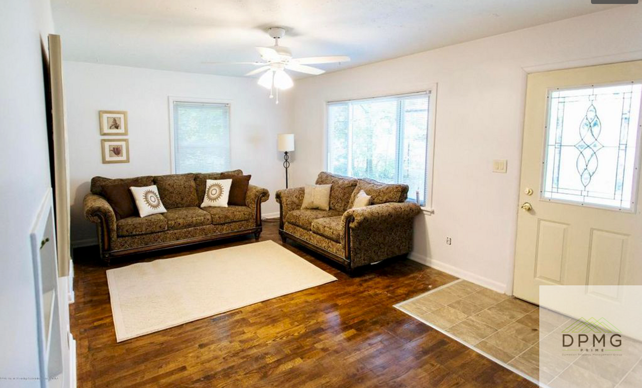 621 W Hodge Ave - Photo 2 of 10